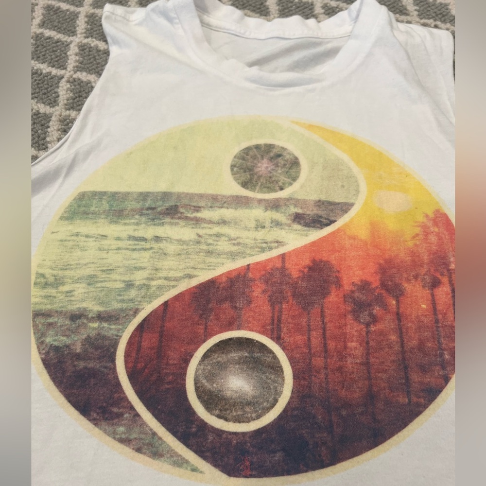 Brandy Melville (no tags) Sleeveless Top With Sunset Ying Yang Wide Arm Holes - Picture 6 of 8